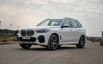 BMW X5 (Белый), 2023 для аренды в Дубай