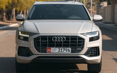 Audi Q8 (Бежевый), 2021 для аренды в Дубай