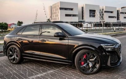 Audi Q8 (Черный), 2019 для аренды в Дубай