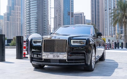 Rolls-Royce Phantom (Черный), 2021 для аренды в Дубай