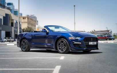 Ford Mustang cabrio (Темно-синий), 2020 для аренды в Абу-Даби