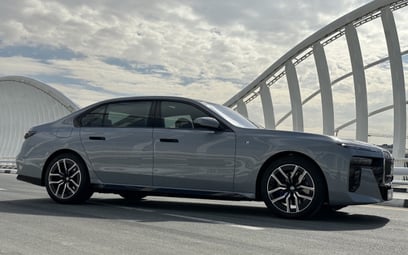 BMW 7 Series (Серый), 2023 для аренды в Дубай