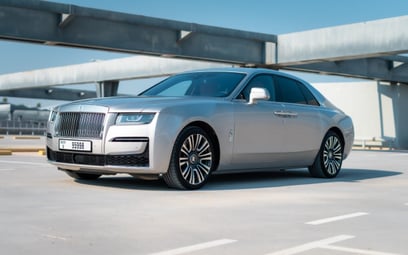 Rolls Royce Ghost (Серебристо-серый), 2022 для аренды в Дубай