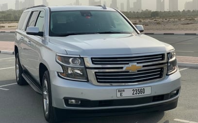 Chevrolet Suburban (Серебро), 2018 для аренды в Дубай