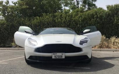 Aston Martin DB11 (Белый), 2018 для аренды в Дубай