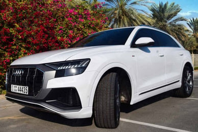 Audi Q8 (Белый), 2019 для аренды в Дубай