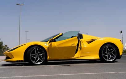 إيجار Ferrari F8 Tributo Spyder (الأصفر), 2021 في دبي