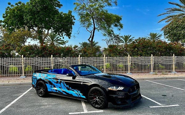 Ford Mustang Convertible (Черный), 2021 для аренды в Дубай