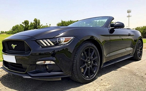 Ford Mustang (Черный), 2016 для аренды в Дубай